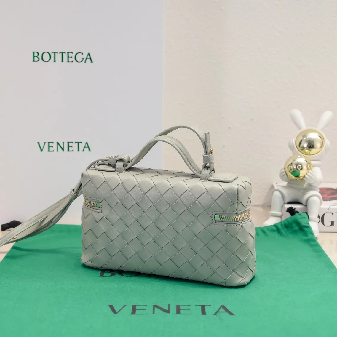 Batch 1360 Bottega Veneta 24 spring and summer woven zipper crossbody bag. A crossbody bag that can be used as a cosmetic bag. The exquisite weaving and compact body are an indispensable accessory for the upcoming summer. The double zipper also better protects the bag. It has a large capacity. If you like it, don’t miss it. Style number: 9109 Size: 22*12.5*5cm